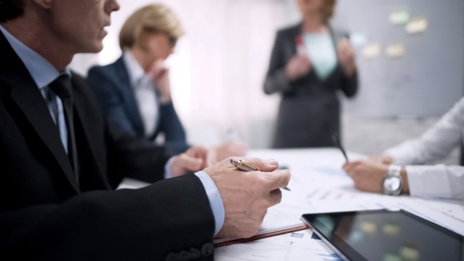 Raškův Natland spojuje síly s advokátem Eisenreichem. Míří na byznys v problémech