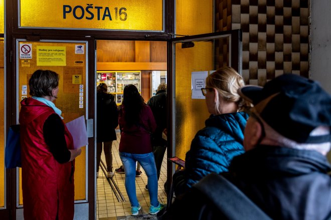 Česká pošta od července mění pravidla, u takzvaných ekonomických listovních zásilek prodlouží doručovací dobu ze dvou dnů na tři.