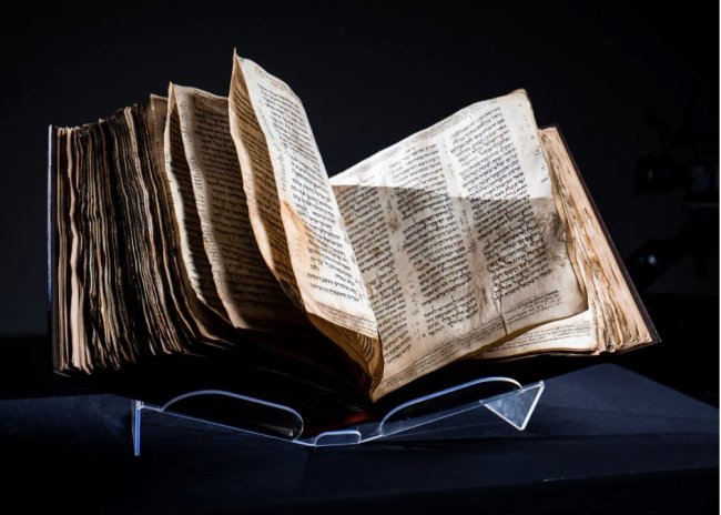 Přes tisíc let stará hebrejská bible vynesla v aukci téměř miliardu