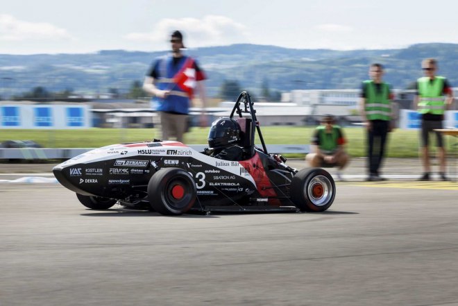 Studenti z ETH Zurich a Lucerne University ve Švýcarsku postavili elektromobil, který umí zrychlit více než gepard a vůz formule 1. Z nuly na sto zrychlí pod vteřinu.