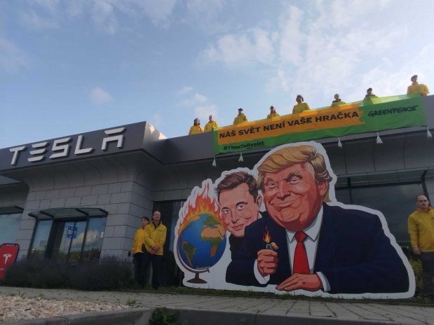 Greenpeace protestují na prodejně Tesla v Čestlicích proti Trumpovi a Muskovi