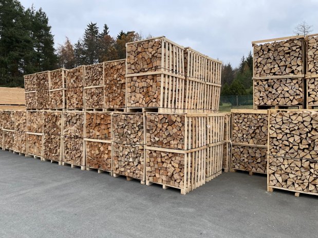 palety palivového dřeva