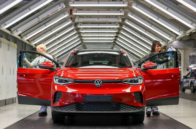 utomobilka Volkswagen měla loni navzdory mnoha krizím větší zisk než o rok dříve.