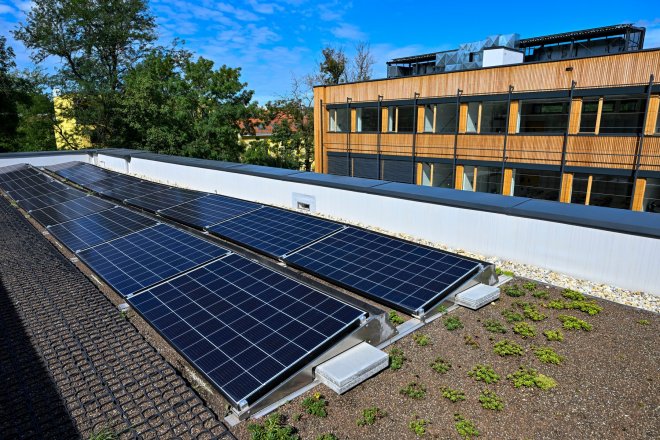 Gymnázium v Českobrodské ulici v Praze s novými solárními panely na střeše