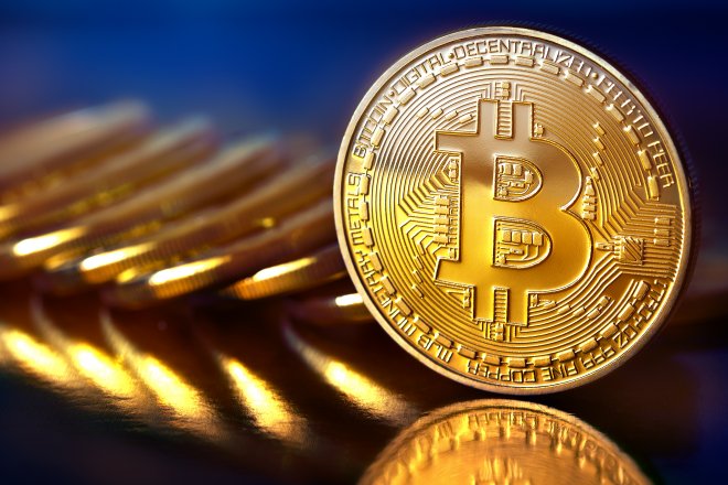 Bitcoin zase rostl. Ale jen v dolarech, v korunách to není žádný šlágr