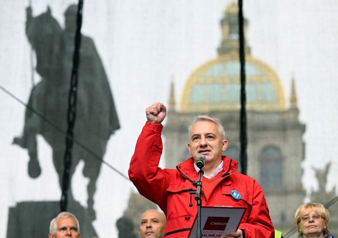 Boj o konsolidační balíček vlády se vyostřuje. Odbory vyhlásily stávkovou pohotovost