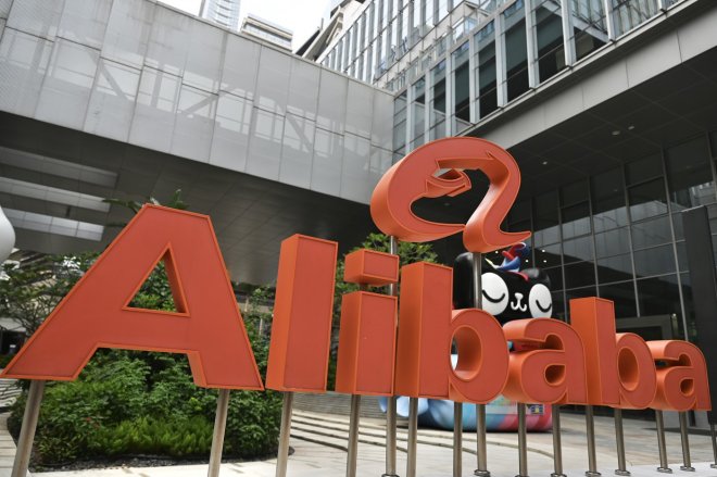 Alibaba nalévá miliardy do AI. Investoři ji za to trestají, akcie zamířily dolů