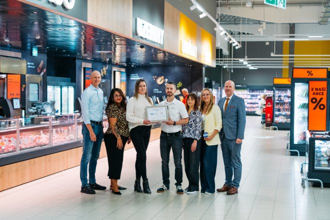 Kaufland ve Slivenci převzal ocenění Visa Czech Top Shop za duben