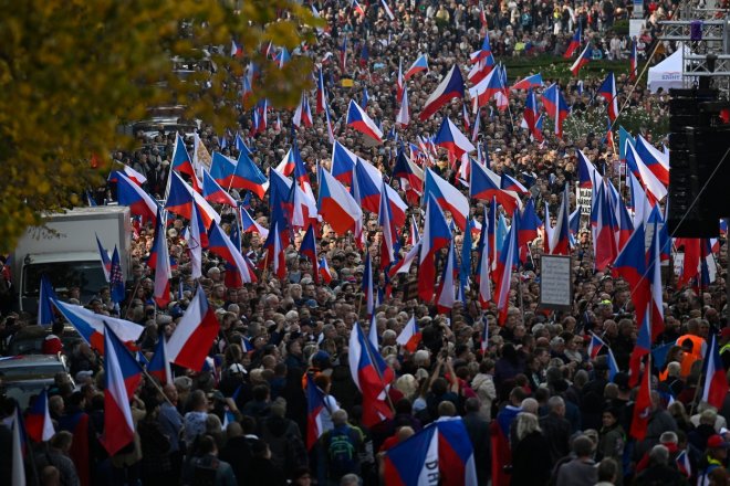 Demonstrace za odvolání a demisi vlády premiéra Petra Fialy (ODS) s názvem Nenásilná revoluce - Česká republika na 1. místě, 28. října 2022, Václavské náměstí, Praha.