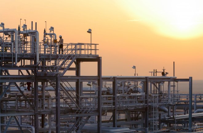 Státní ropný gigant Saudi Aramco má nižší zisk. Dividendu ale zvýší o miliardy