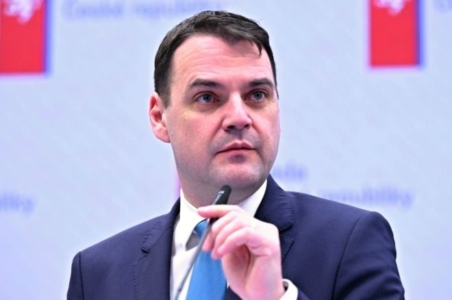 Ministr zahraničních věcí Petr Macinka (Motoristé) na tiskové konferenci po jednání vlády, 2. března 2026, Praha.