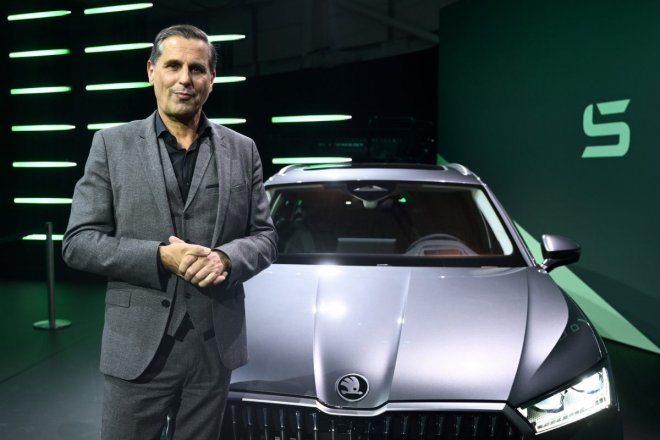 Představení nové generace automobilu Škoda Superb, 2. listopadu 2023, Dolní Břežany. Na snímku pózuje předseda představenstva společnosti Škoda Auto Klaus Zellmer.