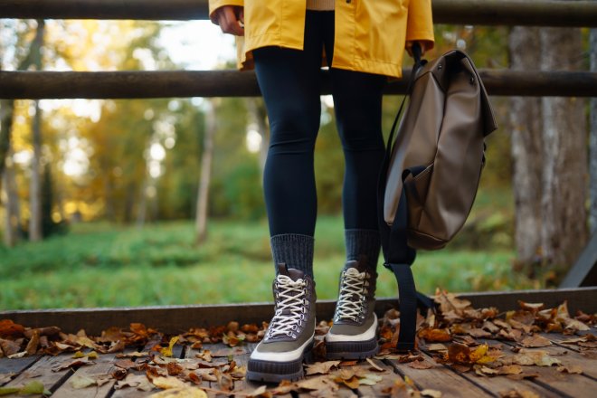 Kotníkové boty dámské, nebo tenisky? Co obout na podzimní procházky
