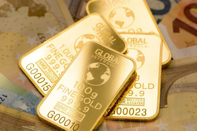 Lukáš Kovanda: Zlato zdražuje nad 2000 dolarů za unci. Svět se bojí pádů dalších bank, nutnost nouzového převzetí Credit Suisse jej vylekala