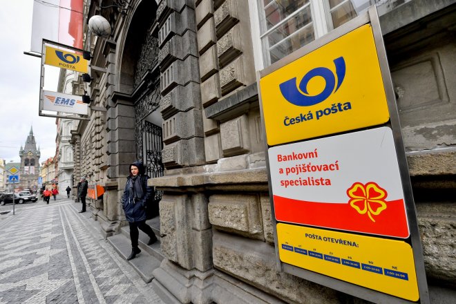 Česká pošta loni snížila ztrátu o jednu miliardu