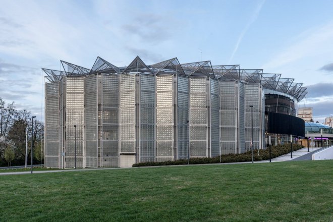 Multifunkční centrum ve Zlíně má část fasády z luxfer. Autorkou je architektka Eva Jiřičná