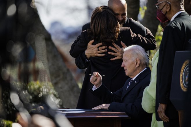 Americký prezient Joe Biden podepisuje zákon zakazující lynčování