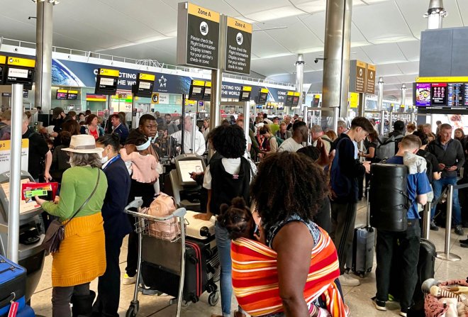 Chaos na letišti v Heathrow (1. července 2022)