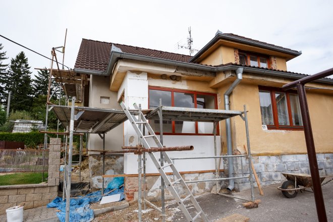 Zateplit, nebo koupit tepelné čerpadlo? Špatné pořadí může domácnost připravit o úspory
