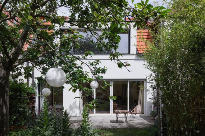 Navenek nedává dům zásadní rekonstrukci vnitřních prostor příliš znát.