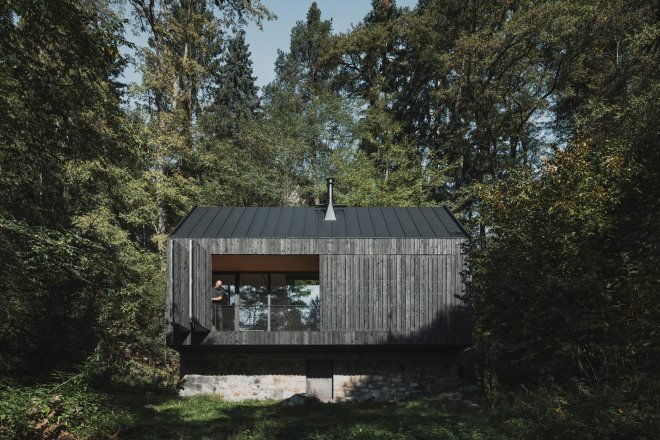 Chata na břehu Sázavy nahrazuje svou předchůdkyni na stejném místě.