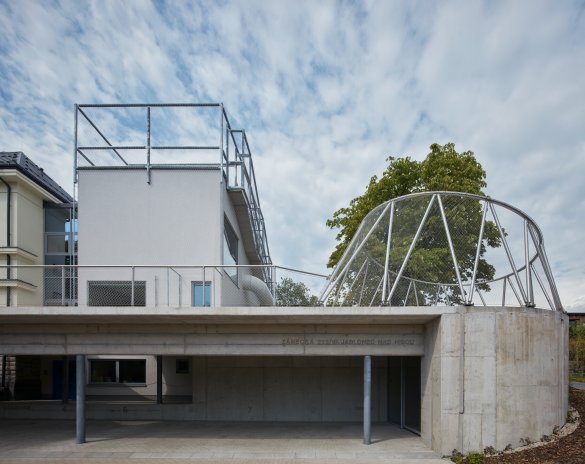 Školka v Jablonci nad Nisou. Dostavbu z monolitického betonu navrhli architekti ze studia Mjölk.