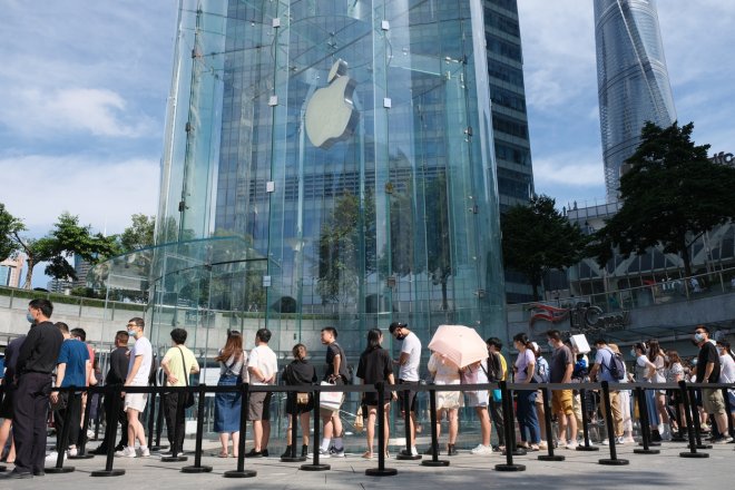 Fronta před prodejnou Apple v Šanghaji, poté, co Apple dal do prodeje nejnovější iPhone 13