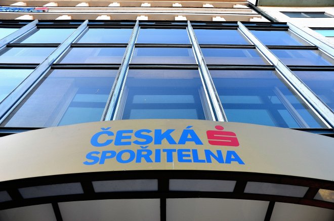 Největší tuzemské bance podle počtu klientů České spořitelně výrazně klesl zisk