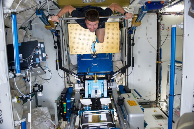 Astronaut Reid Wiseman při jeho vesmírném "workoutu"