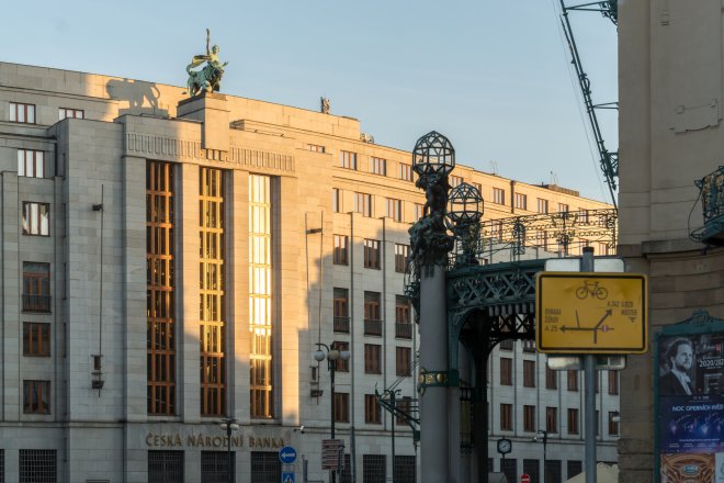 ČNB znovu sníží sazby. Kdo chce eura na dovolenou, měl by měnit co nejrychleji