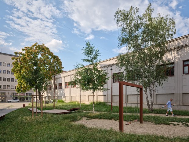 Přestože se jedná o důležitý exponovaný veřejný prostor na rohu Cejlu a Vlhké v centru Brna, plácek měl vždy podobu neutěšeného rozbahněného zákoutí.