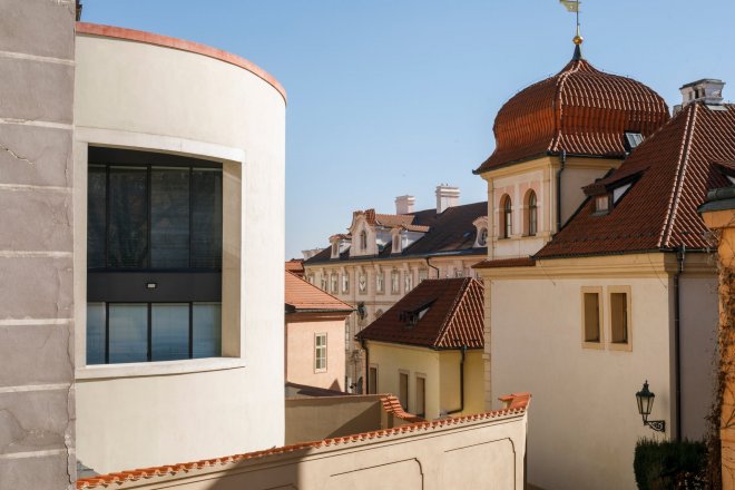 Bytový dům s galerií na Malé Straně v Praze 1 navrhl přední český architekt Ladislav Lábus.