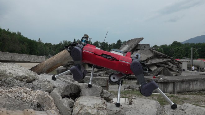 Robotický pes se dokáže pohybovat v hodně těžkém terénu.