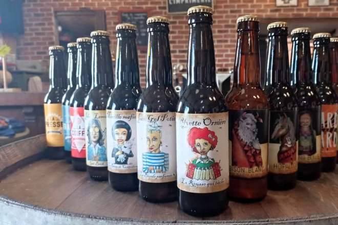 Bretaňský minipivovar L’Imprimerie vyrábí pivo s etiketami parafrázujícími známé osobnosti. S Johnem Lemonem ale narazil.