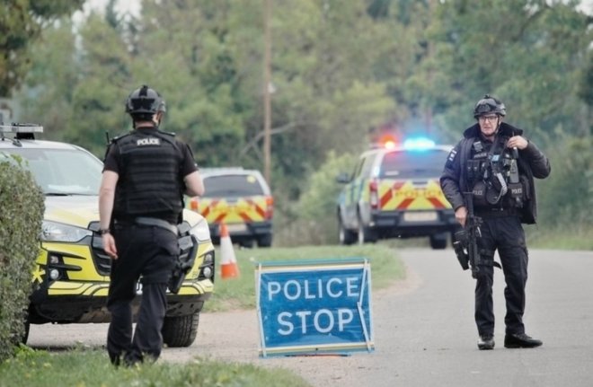 Policie hlídá na silnici u letecké vojenské základny RAF Fairford po incidentu ve Whelfordu, Anglie, neděle 27. září 2026