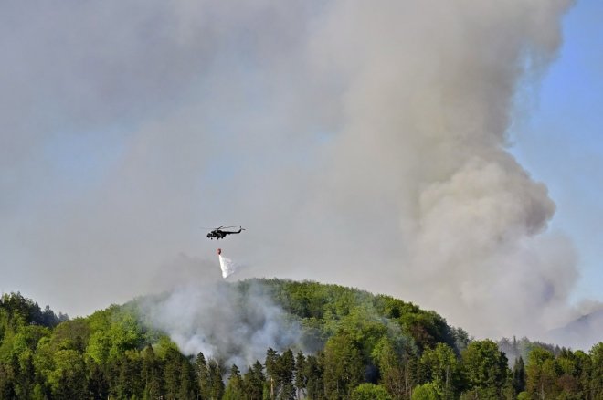 Vrtulníky s bambi vaky zasahují u požáru lesa v národním parku České Švýcarsko, 2. května 2026, Jetřichovice, Děčínsko.