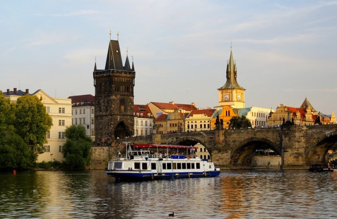 Praha, Karlův most, i letos bude v pražských ulicích slyšet více čeština.