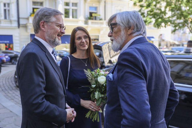 Premiér Petr Fiala se svou manželkou a šéfem karlovarského festivalu Jiřím Bartoškou