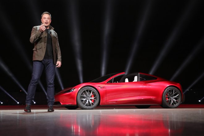 Musk se znovu pokouší ohromit svět. Ukáže „létající Roadster“