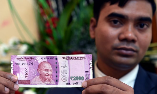 Indická nejvyšší bankovka v hodnotě 2000 rupií.