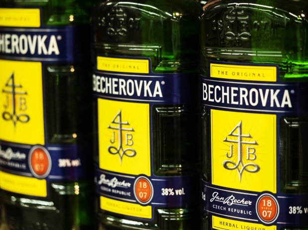 Francouzská společnost Pernod Ricard zvažuje prodej značky Becherovka