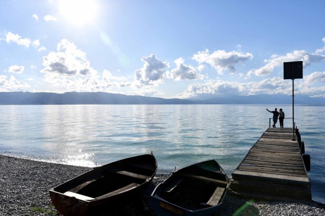 Orchidské jezero. Jezerní město se zde mělo nacházet 6000 až 5800 let před naším letopočtem.