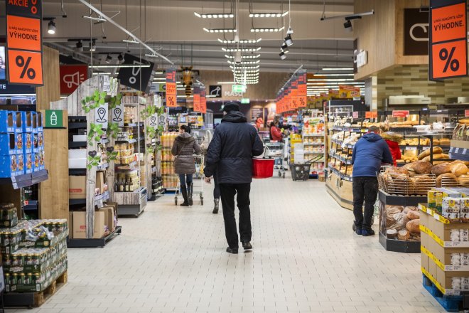 Inflace na Slovensku brzdí. I tak tam ale ceny stále rostou nejrychleji z eurozóny