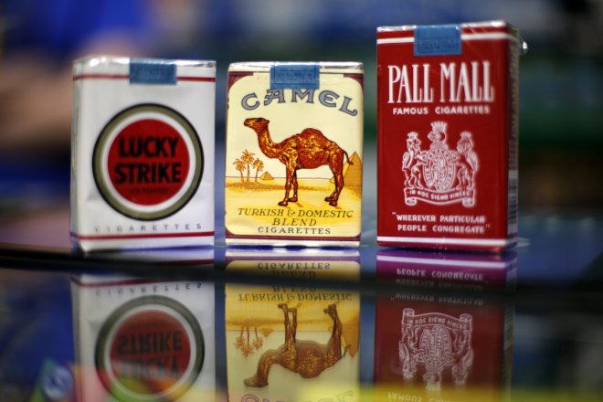 Tradiční byznys tabaček se sype. A akcionáři jim to dávají pocítit
