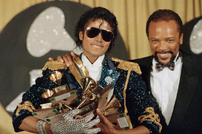 Michael Jackson posbíral rekordní počet Grammy za album Thriller, nejprodávanější desku všech dob.