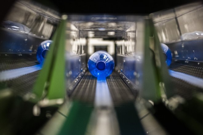 Plug-in hybridy mají budoucnost, zato nad skládkami se smráká