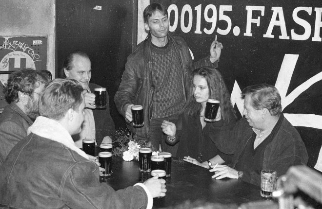 Party u příležitosti čtvrtého výročí otevření rockového klubu Bunkr 17.listopadu 1995. Na snímku je český prezident Václav Havel (vpravo) Martin Mejstřík (stojící s cigaretou) a bývalý poslanec a hudebník Michael Kocáb (v čele stolu).