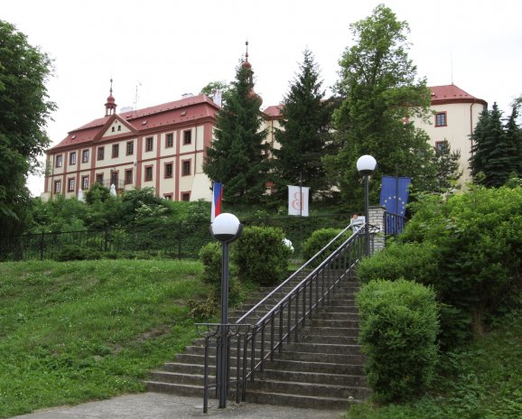 Úřad pro zastupování státu ve věcech majetkových napotřetí neuspěl s prodejem barokního zámku Bezdružice na Tachovsku s téměř dvouhektarovým lesoparkem.