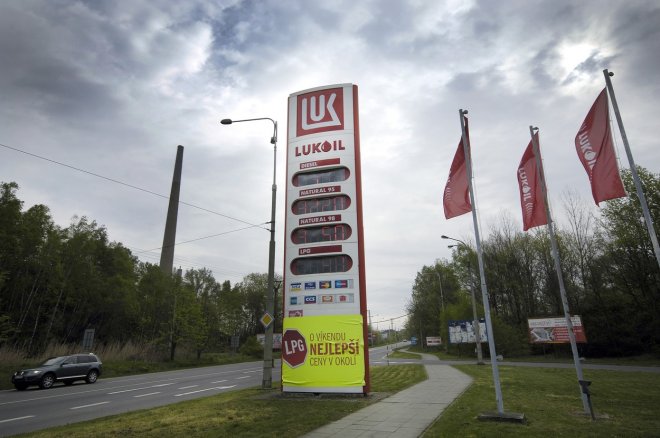 Zákaz dovozu ruské ropy se blíží, Italové převzali rafinérii Lukoilu