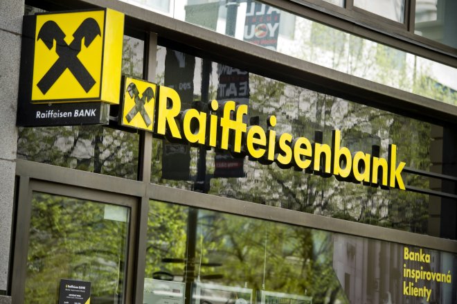 Raiffeisenbank loni klesl zisk o víc než čtvrtinu na 5,5 miliardy korun